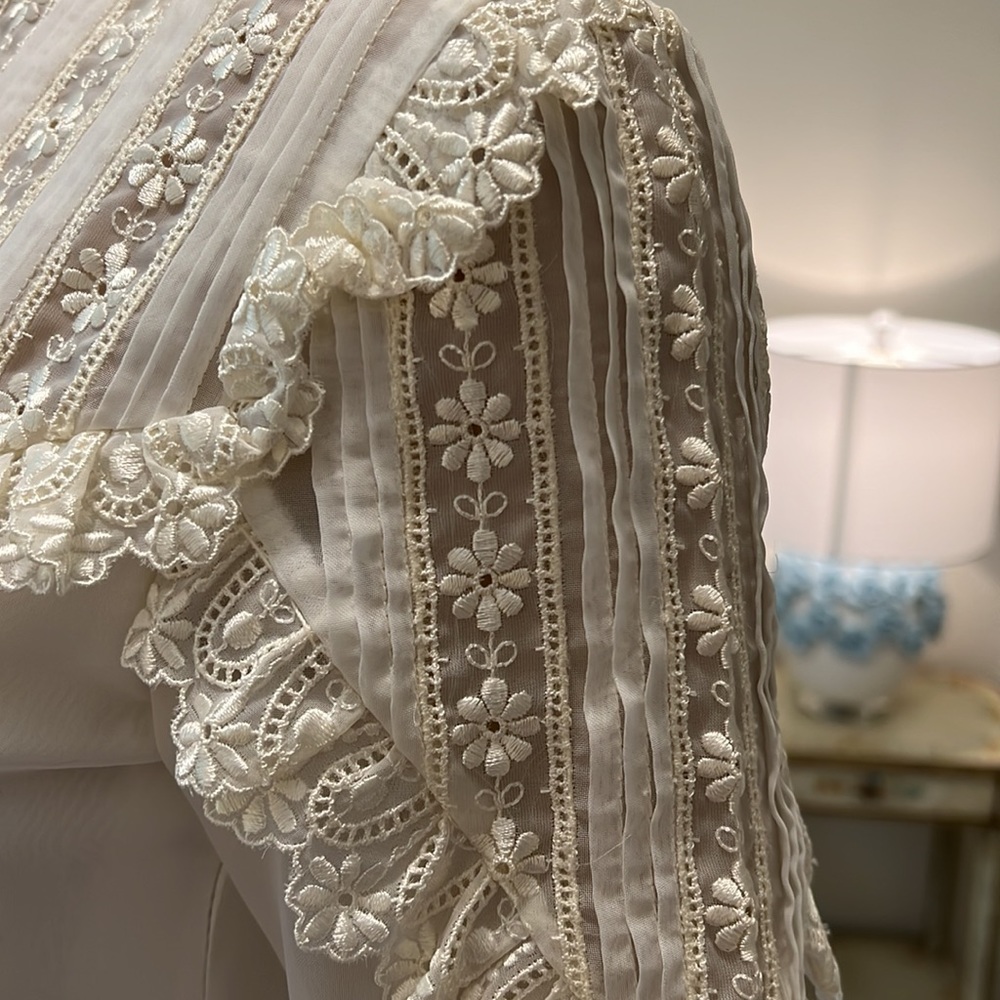 Vintage 1970s Long Sleeve Wedding Gown with Train Size Small Lace Daisy Details - Picture 14 of 15
